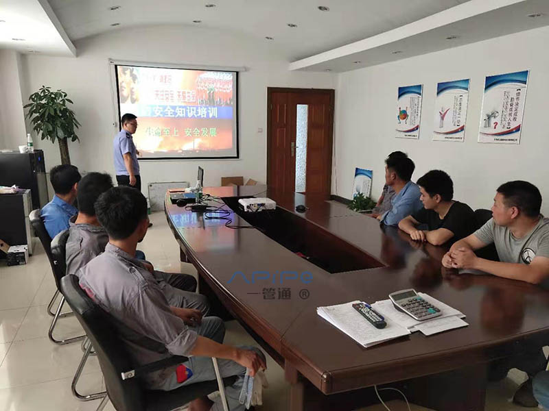 無錫一管通通風(fēng)管道制造公司安排員工進(jìn)行消防培訓(xùn)現(xiàn)場(chǎng)圖拍攝